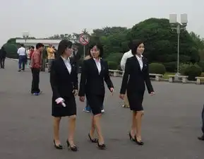街拍朝鲜街头美少女天然鹅蛋脸朴素清新