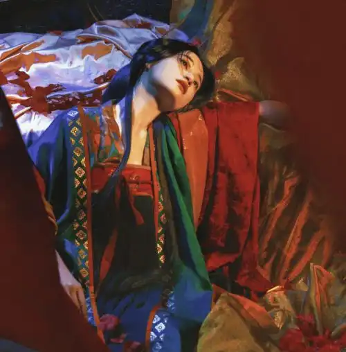 郭晓婷红衣古风美人照释出眼神迷离镜头感满分