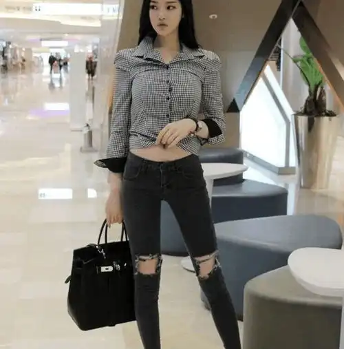 气质美女搭配紧身牛仔裤,秀出一双大长腿,魅力十足