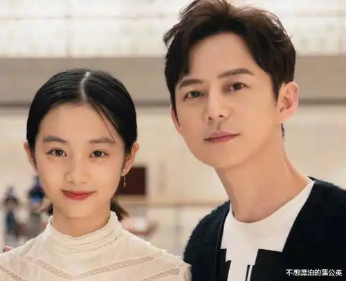 黄磊晒14岁女儿,多多穿孙莉的衣服毫无违和感,化淡妆和妈妈一模一样