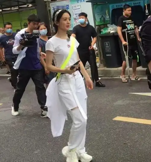 赵丽颖生娃后美出新高度穿一身白色录节目,身材出众气质惊艳