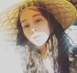 迪丽热巴自拍遇古力娜扎,两人自拍的这点细微差别你发现了吗
