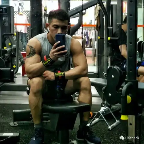 上海漫展筋肉男引发舔屏,这肉体太野了