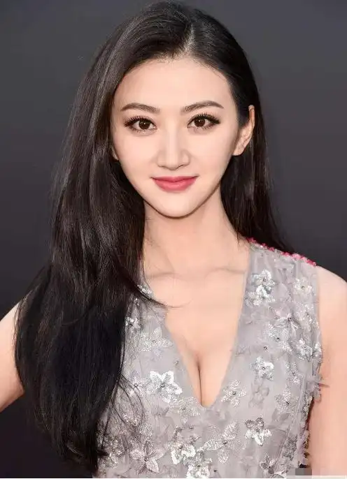 景甜又长大了紧身t恤裹身太有料,路人女生眼睛都看直了