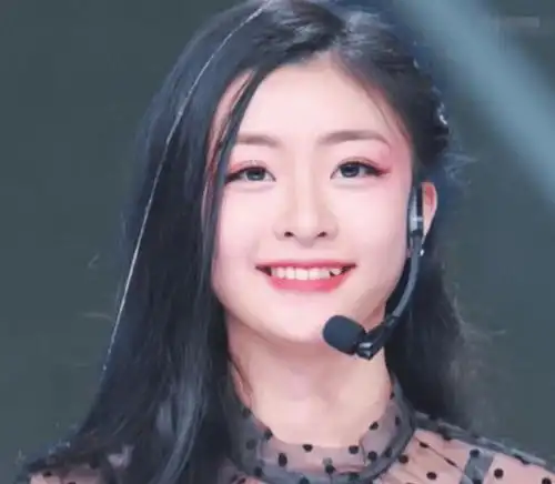 王承渲是什么宝藏女孩看到她18岁的旧照,你不出道谁出道