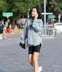 街拍面带笑容的小姐姐,一条黑色的连衣裙,时尚优雅女人味