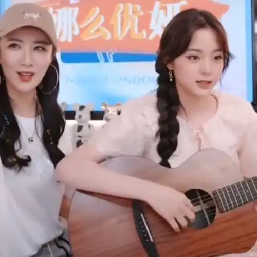 欧阳娜娜现身薇娅直播间,忘开十级美颜被怼脸拍,真实颜值很显然
