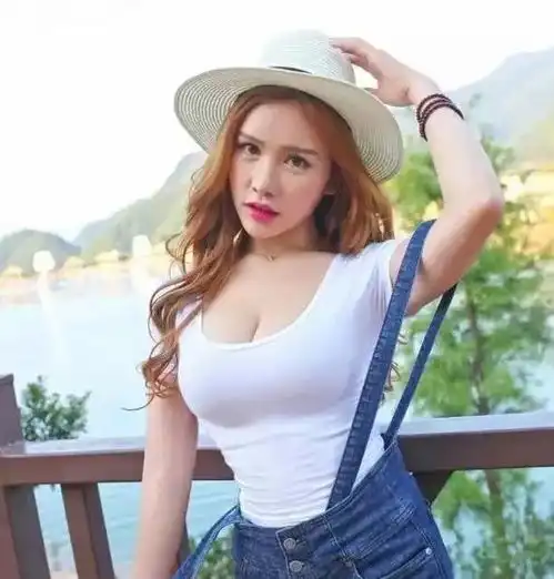 街拍性感漂亮的打底裤美女,肌肤白皙如玉,丰满的身材妖娆多姿