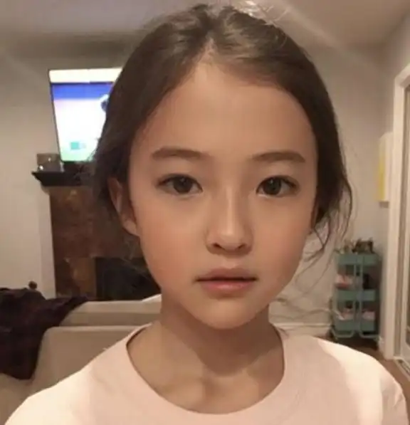 七岁女孩因太漂亮被星探看中,愿等十年签约,看到母亲后凤生凤