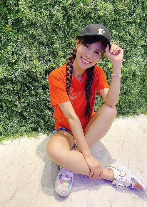 金色短发美女,比基尼套装动作调皮,服装搭配,气质自习室,运动