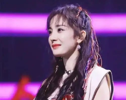 杨幂脸垮了生图曝光皮肤松弛,脸圆脖子粗强凹少女人设