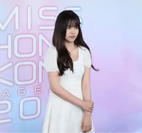 周星驰发律师函谴责后,17岁港姐自曝家境,称中三辍学只想当明星