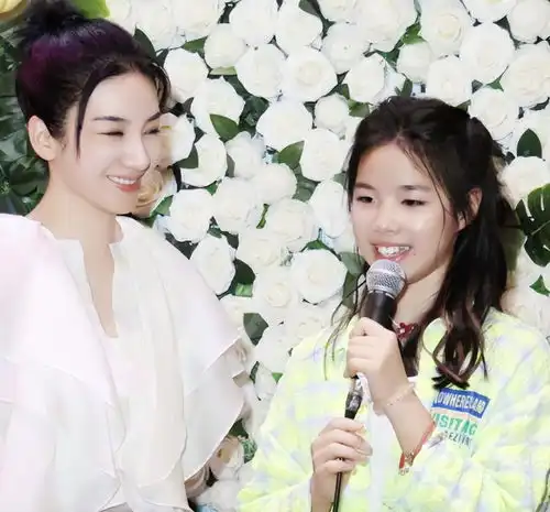 11岁女儿小学毕业,黄奕颜值身高瞩目,长得超像爸爸