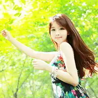 像这样拿着花的女生头像,小清新风格,花就是图中的那种花