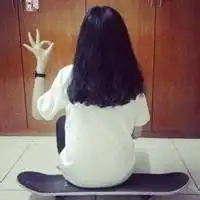 短发手拿鲜花头像图片微信头像图片大全