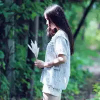 像这样拿着花的女生头像,小清新风格,花就是图中的那种花