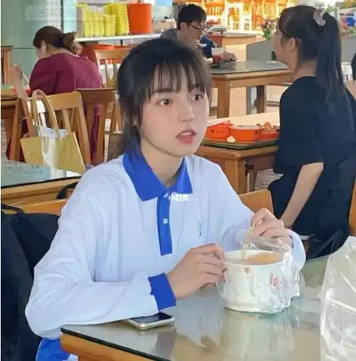高中女生运动会举牌走红,清纯可爱神似鞠婧祎,却被质疑心机