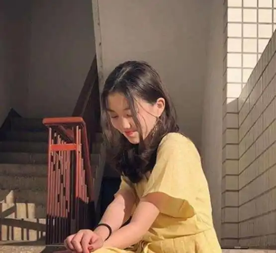 王菲14岁女儿和冯小刚30岁女儿,同患兔唇,简直就是天壤之别