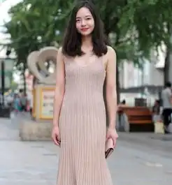 街拍美女粉色吊带针织裙,齐肩长发,气质温婉贤淑