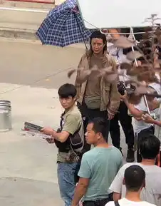 组图吴彦祖江门拍戏被偶遇狗啃式刘海抢眼