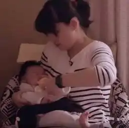 喂奶呛到儿子,煮饭不会加水,拿钱给前任投资...41岁的她如何被老公宠成公主
