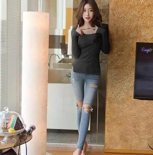 美女穿搭小姐姐爱穿可爱的紧身牛仔裤,秀出迷人的风采,让人心动啊