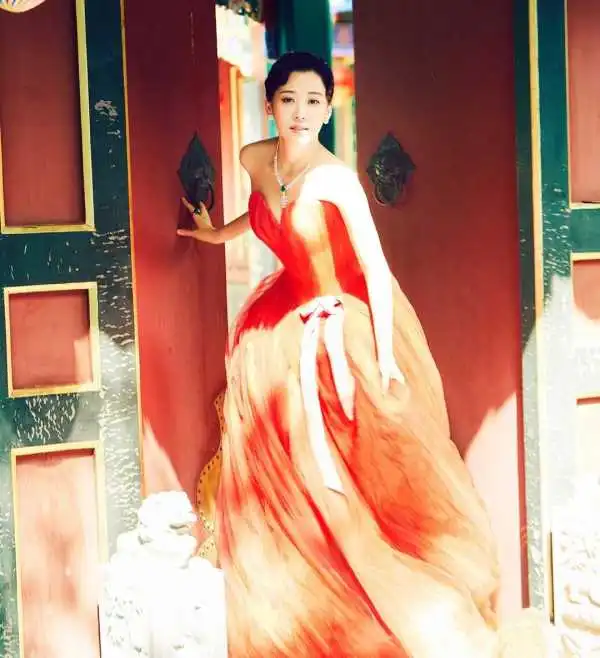 许晴到国外真洋气,玫红色t恤配短裤度假,中国大妈真该学学