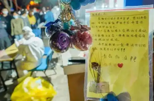 青岛核酸检测现场,小女孩和小男孩的举动温暖无数人
