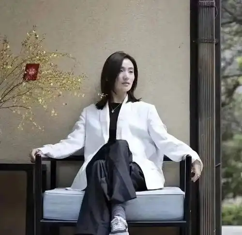 李亚鹏晒全家福,娇妻海哈金喜貌美似王菲,女儿可爱漂亮随妈妈