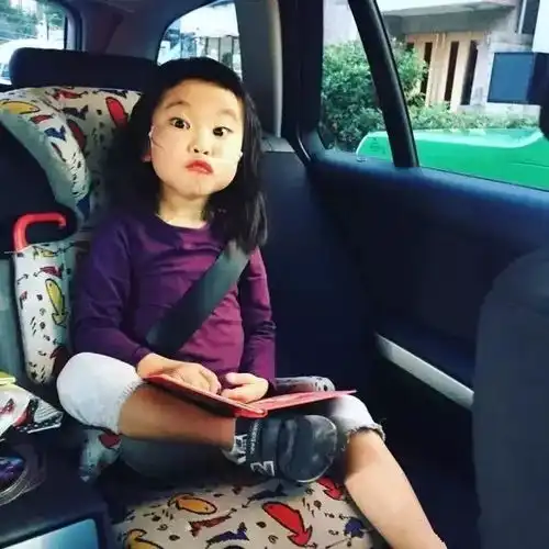 这个11岁小女孩,随时随地都带着输氧管,却笑得比谁都灿烂