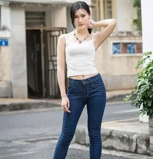 身材紧致的牛仔裤美女,秀出纤细美腿,展现精致的玲珑曲线