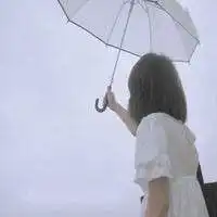 好像所有的悲剧都发生在雨天,所以注定人们总会在阴雨天感到失落又快要下雨了吗我慢慢弯起嘴角,突然停止了动作,我突然好想