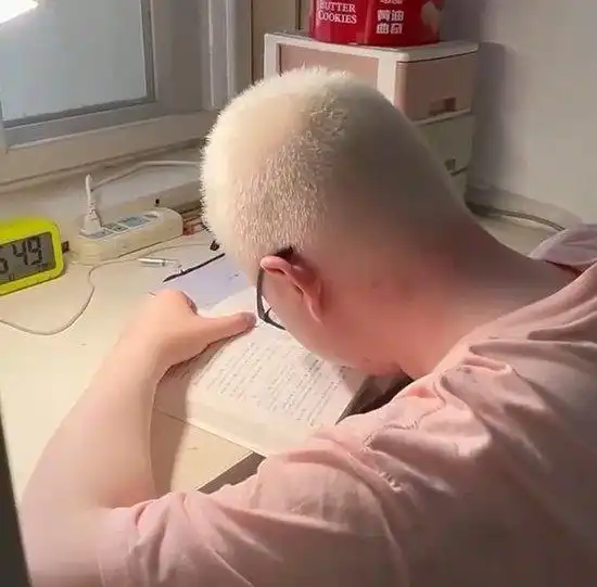 用望远镜看黑板的男孩被清华录取为追梦人点赞