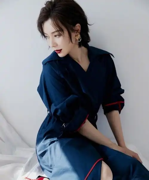 女人不要总穿一身黑,学穿深蓝风衣裙搭红色高跟鞋,美得很高级