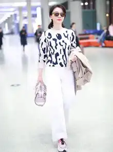 气质女神陈数身穿黑白印花毛衣手挎风衣现身机场整套造型太有范