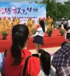 90后女幼师带领小朋友跳舞,裙子摆动的那一刻,家长都看愣住了
