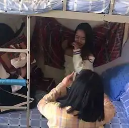 女孩大学宿舍拍写真,看到拍摄全景后,男生集体笑喷