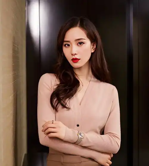 刘诗诗,气质优雅,内敛进取,完美彰显都市女性的时尚风采