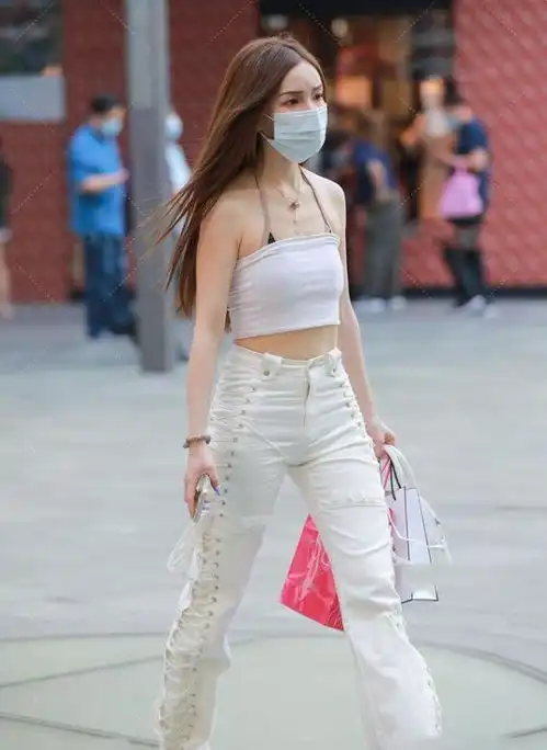 美女脚上穿上一双浅口尖头黑色高跟鞋,小资范十足,显得更加迷人