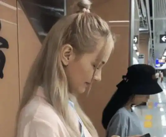 乌克兰美女试穿汉服超害羞,当她看镜头时,网友知道一见钟情吗