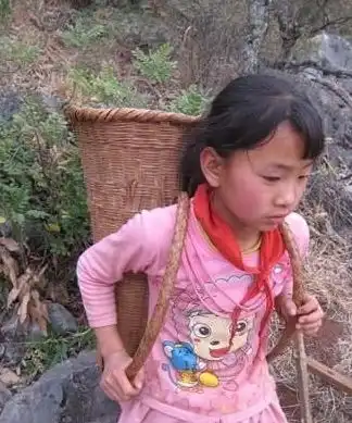 哥哥去当兵,10岁妹妹却不准哥哥出门,拿出一袋子后众人不禁泪目
