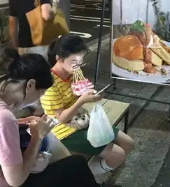 网友逛街随手拍下等巴士的小女孩仔细一看...