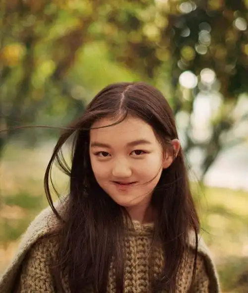李亚鹏王菲14岁女儿摆地摊,打扮成熟金发抢镜,网友越来越美了