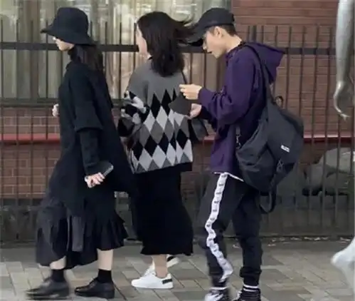 8月5日,宋妍霏宣布与张一山分手,男方被曝与美女行为亲密成渣男