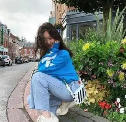 13岁李嫣穿吊带现身街头,精心化妆的她下意识挡住嘴巴,像全智贤