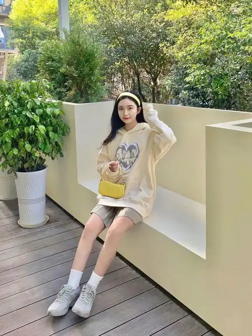 你还在露脚踝今年秋季小个子女生流行这么穿,好看到报警