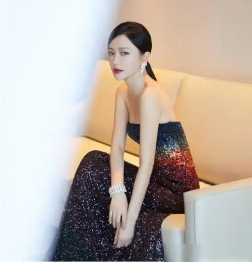 杨幂和秦岚同台,同穿抹胸裙,从肩颈明显看出少女和妇女的差距