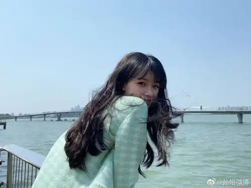 孙怡穿薄荷绿上衣超清新回眸浅笑清纯甜美