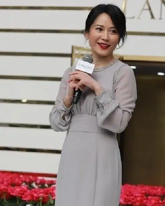 俞飞鸿生图也扛得住,虽然有皱纹气质却高级,穿长裙还是女神模样