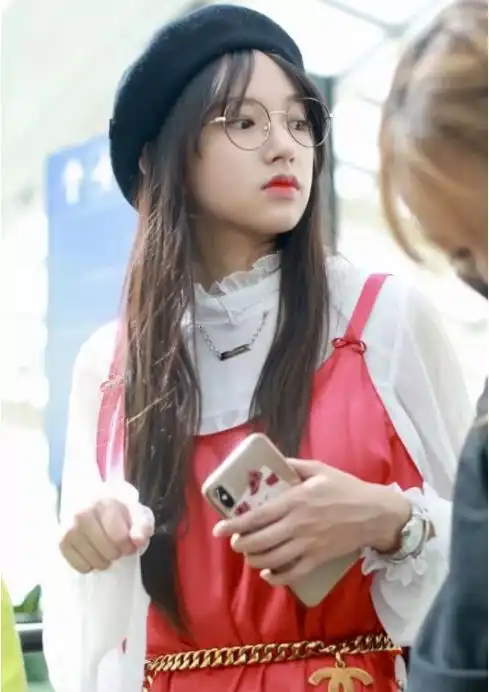 程潇又瘦了小红裙贝雷帽秒变二次元少女,筷子腿超吸睛